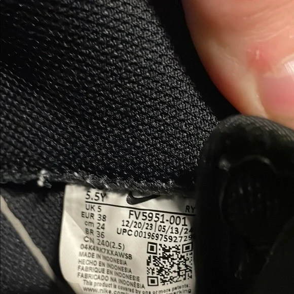 Nike Kids Black Air Force 1 Shoes size 5.5Y - Picture 2 of 7